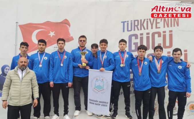 Tekkeköy Proje İmam Hatip Lisesi öğrencilerinden atletizmde başarı