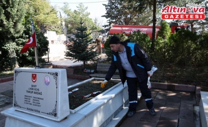 Tokat Belediyesi ekipleri mezarlıklarda bayram öncesi bakım çalışması yapıyor