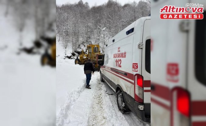 Tokat'ta kara saplanan ambulansı İl Özel İdaresi ekipleri kurtardı