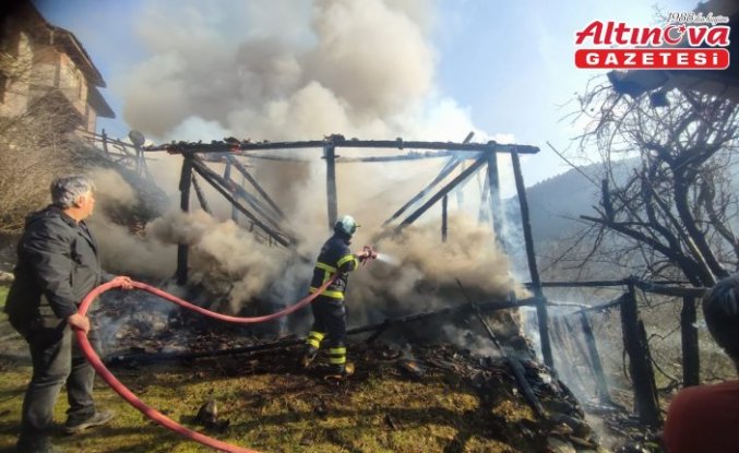 Tosya'da yangın çıkan samanlık kullanılamaz hale geldi
