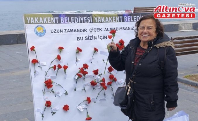 Yakakent Belediyesinden kadınlara çiçek sürprizi