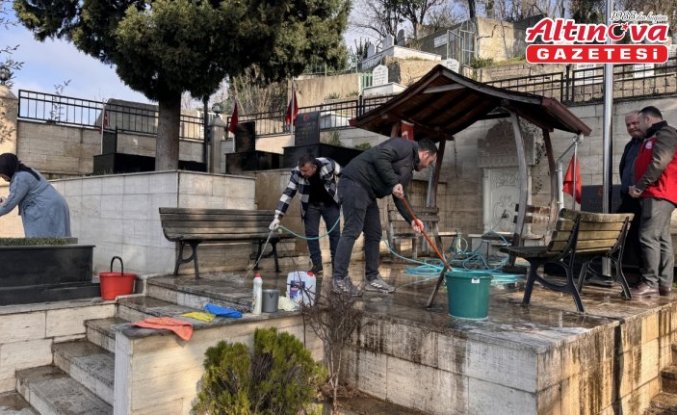 Zonguldak'ta bayram öncesi şehit mezarlarının bakım ve temizliği yapıldı