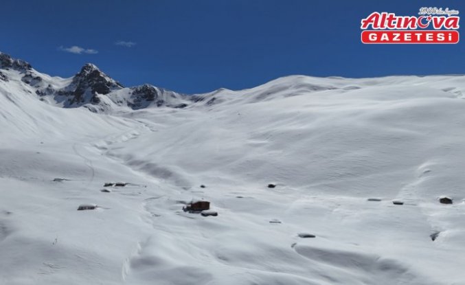 Rize'de karlar altında kalan yayla evleri havadan görüntülendi