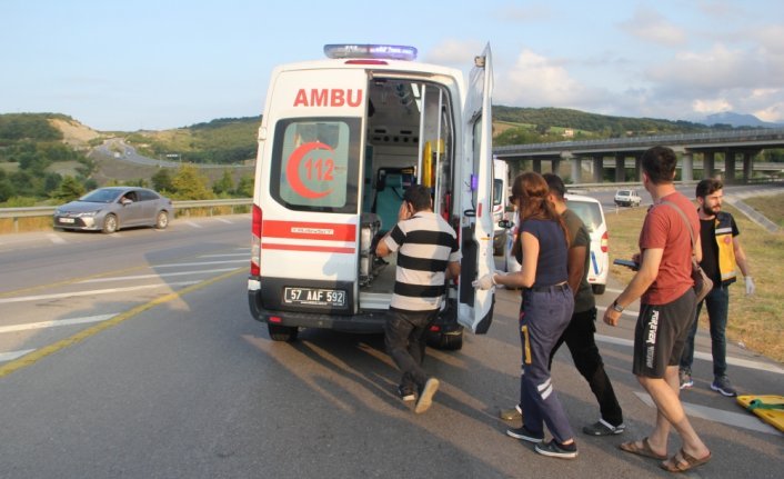 Sinop'ta bariyere çarpan otomobildeki 5 kişi yaralandı
