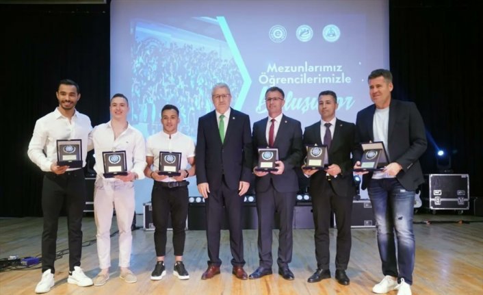 Samsunspor Teknik Direktörü Eroğlu ile milli cimnastikçiler, üniversite öğrencileriyle buluştu