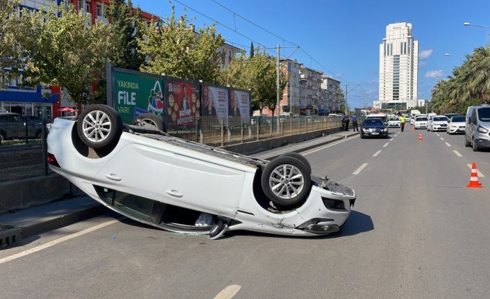 Samsun'da bir araçla çarpışarak devrilen otomobilin sürücüsü yaralandı