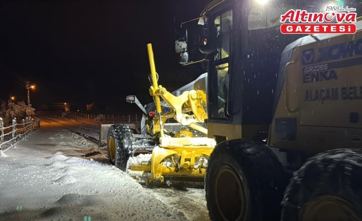 Alaçam ilçesinde karla mücadele çalışması yapıldı