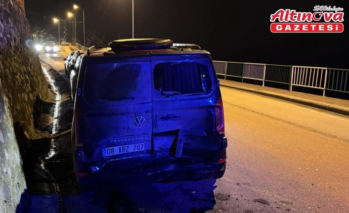 Artvin'de otomobilin park halindeki minibüse çarptığı kazada 3 kişi yaralandı