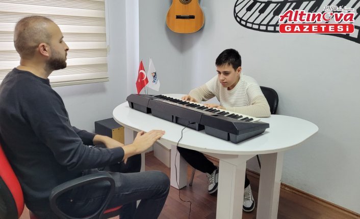 Otizmli Tarık Arda dünyasını müzikle renklendiriyor