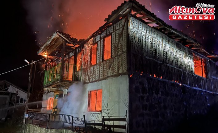 Samsun'da çıkan yangında iki katlı ahşap ev kullanılamaz hale geldi