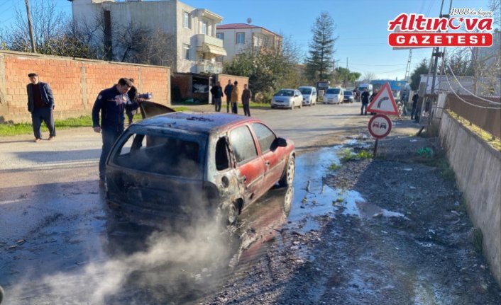 Bafra'da seyir halindeki otomobil yandı