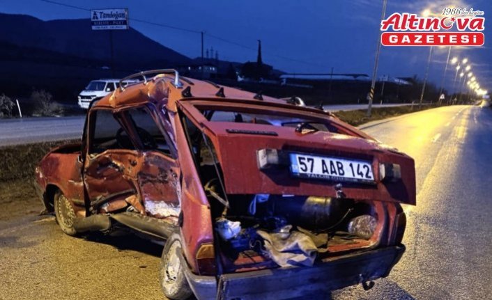 Sinop'ta servis minibüsüyle otomobilin çarpıştığı kazada 1 kişi öldü, 10 kişi yaralandı