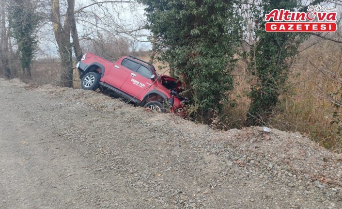 Bafra'da ağaca çarpan pikaptaki 2 kişi yaralandı