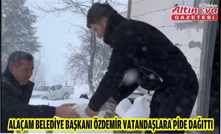 Alaçam Belediye Başkanı Özdemir vatandaşlara pide dağıttı