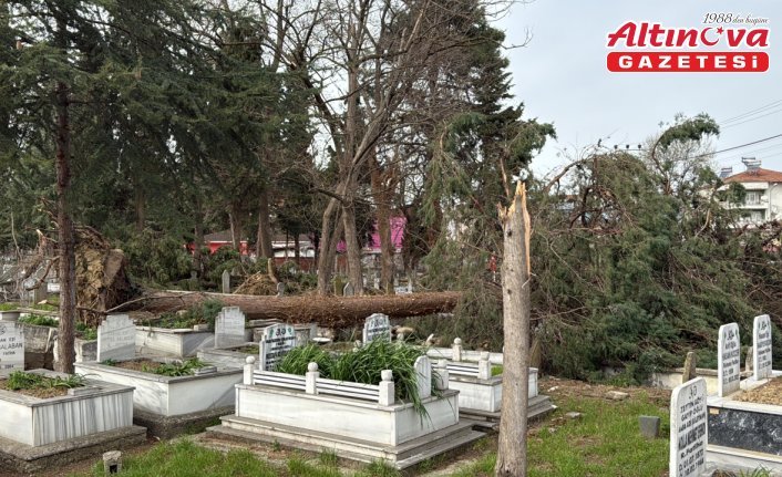 Alaçam'da fırtına mezarlıkta hasara neden oldu