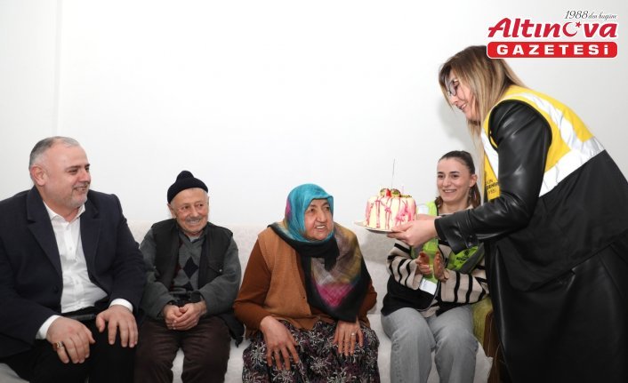 Samsun Büyükşehir Belediyesi ekipleri 74 yaşındaki kadının doğum gününü kutladı