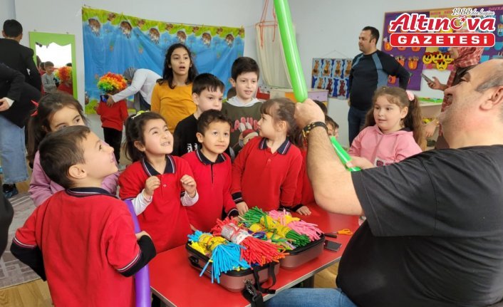 Lise öğrencileri anaokulu öğrencilerine tiyatro gösterisi sunuyor