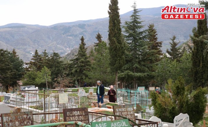 Samsun, Tokat ve Kastamonu'da vatandaşlar bayram arifesinde mezarlıkları ziyaret etti