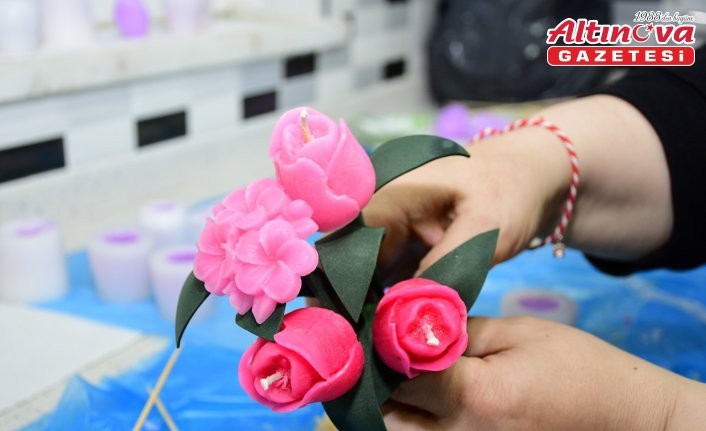 Samsun'da kadınlar mumdan çiçek ve hediyelik eşya üretiyor