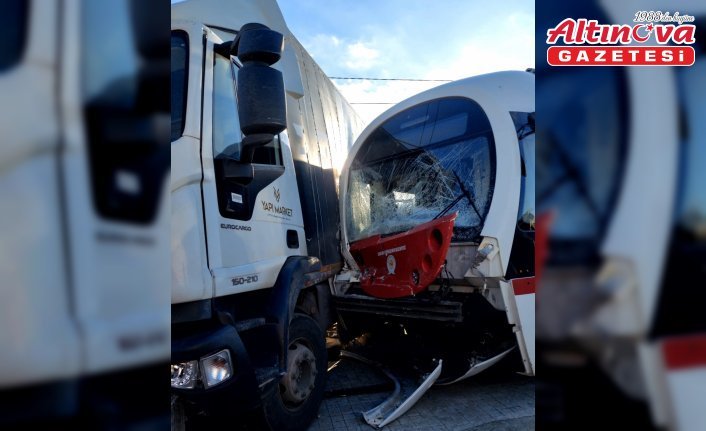 Samsun'da kamyonla tramvayın çarpıştığı kazada 3 kişi yaralandı