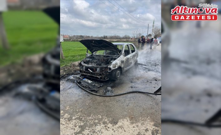 Bafra'da seyir halindeyken yanan otomobil kullanılamaz hale geldi