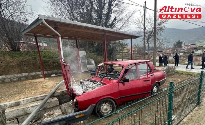 Kolay'da tel çite çarpıp tarlaya giren otomobildeki 3 kişi yaralandı