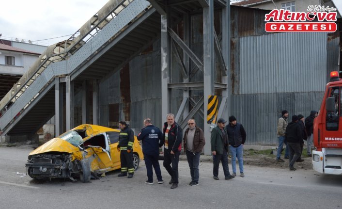 Samsunda üst geçide çarpan otomobilin sürücüsü ağır yaralandı