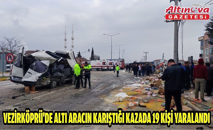 Vezirköprü'de altı aracın karıştığı kazada 19 kişi yaralandı