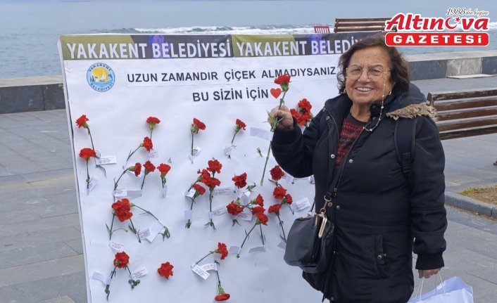 Yakakent Belediyesinden kadınlara çiçek sürprizi