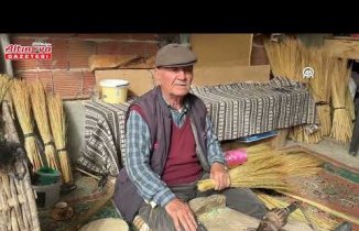 80 yaşındaki Yıldırım, kendi kendine öğrendiği süpürge yapımını 15 yıldır sürdürüyor