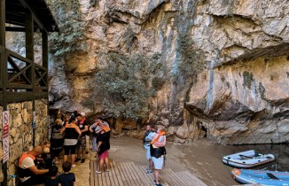 ANTALYA - Altınbeşik Mağarası, sarkıt ve göletleriyle doğanın gizemini içinde barındırıyor