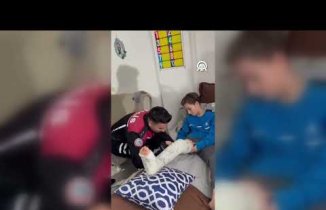 Antrenmanda bacağı kırılan çocuğa hayranı olduğu yunus polislerinden ziyaret