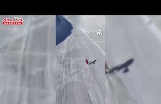 Ladik'te öğrenciler ellerinde bayraklarla kayak yaptı