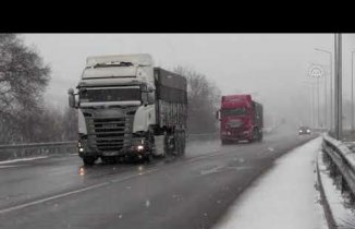 Samsun Ankara kara yolunun Çorum kesiminde kar ulaşımı güçleştirdi