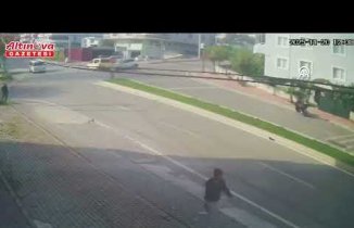 Samsun'da 3 aracın karıştığı trafik kazası güvenlik kamerasında