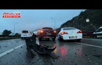 Samsun'da 5 otomobilin karıştığı zincirleme trafik kazasında 2 kişi yaralandı