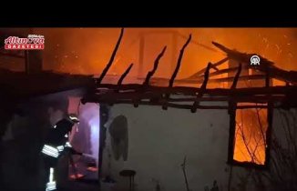 Samsun'da çıkan yangında iki katlı ahşap ev kullanılamaz hale geldi