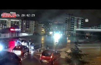 Samsun'da kamyonet ile motosikletin karıştığı kaza anı güvenlik kamerasına yansıdı