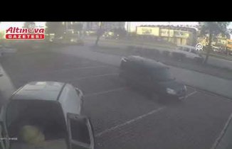 Samsun'da kontrolden çıkan hafif ticari aracın devrilmesi güvenlik kamerasında