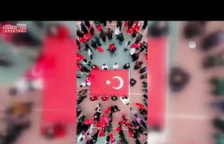 Samsun'da öğrenciler Türk bayraklarıyla koreografi oluşturdu