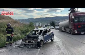 Samsunsporlu oyuncu Musaba'nın kullandığı otomobil seyir halindeyken alev aldı